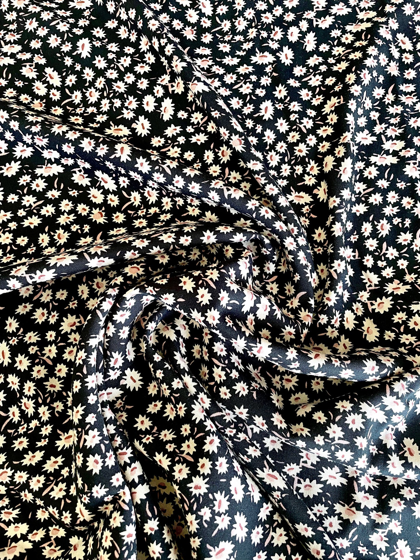 Ditsy Daisies Viscose - REMNANT - 240cm x 150cm