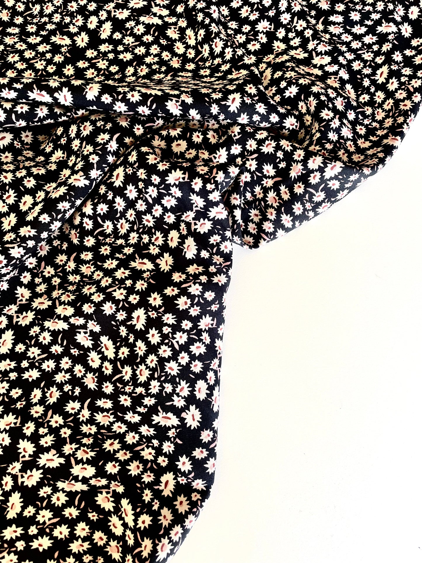 Ditsy Daisies Viscose - REMNANT - 240cm x 150cm